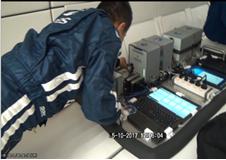 西工大博士生尋文鵬在ZERO-G失重飛機上進行儀器操作